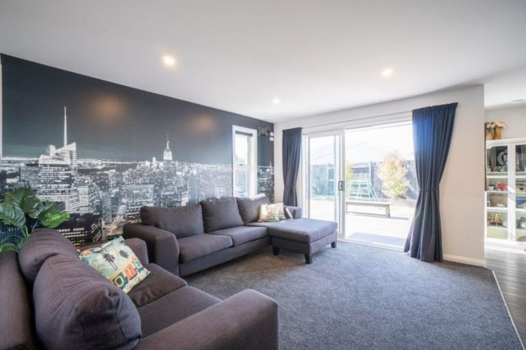 Photo of property in 103 Johnstone Drive, Fitzherbert, Palmerston North, 4410