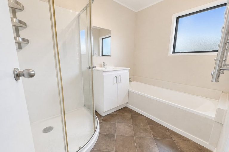 Photo of property in 2/25 Melleray Place, Randwick Park, Auckland, 2105