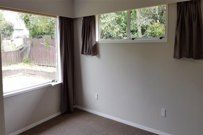 Photo of property in 2/4202a Great North Road, Glendene, Auckland, 0602