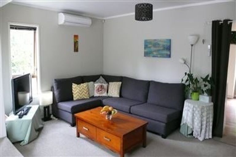 Photo of property in 1/23 Pavola Grove, Glenfield, Auckland, 0629