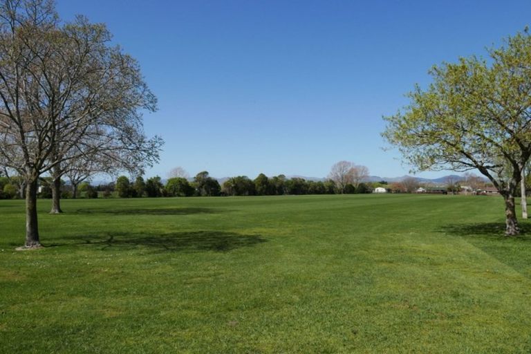 Photo of property in 16 Clivedon Place, Redwood, Christchurch, 8051