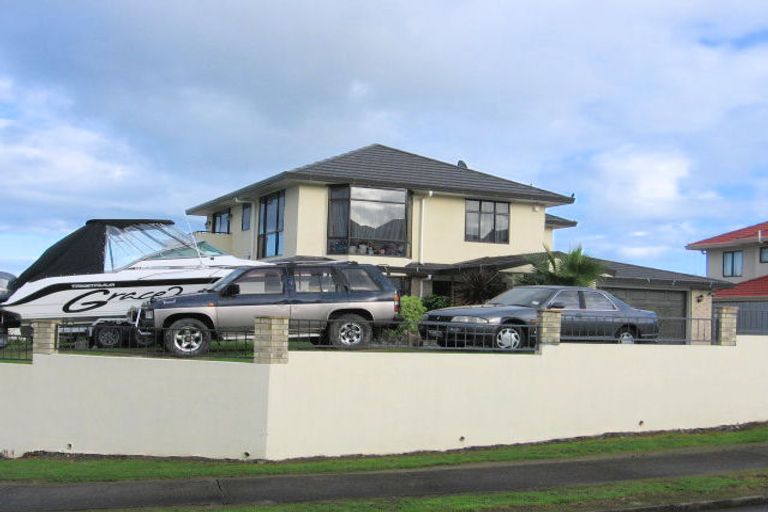 Photo of property in 2 Figtree Terrace, Goodwood Heights, Auckland, 2105
