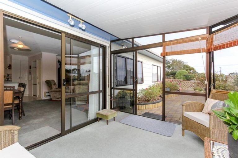 Photo of property in 68 Waiwaka Terrace, Strandon, New Plymouth, 4312