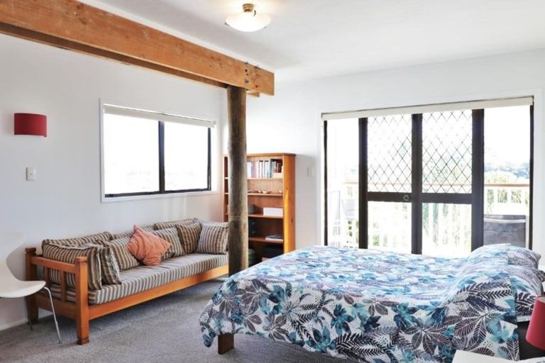 Photo of property in 38 Waterview Road, Stanley Point, Auckland, 0624