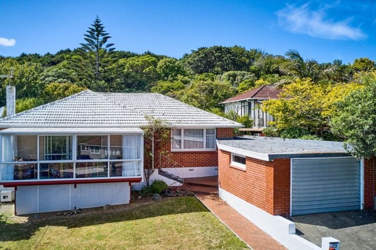 Photo of property in 73 Taylor Terrace, Tawa, Wellington, 5028