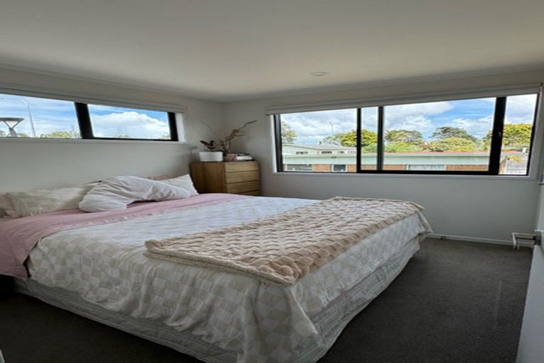 Photo of property in 3/8 Chivalry Road, Glenfield, Auckland, 0629