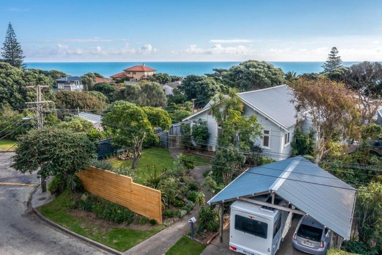 Photo of property in 137 Wellington Road, Paekakariki, 5034