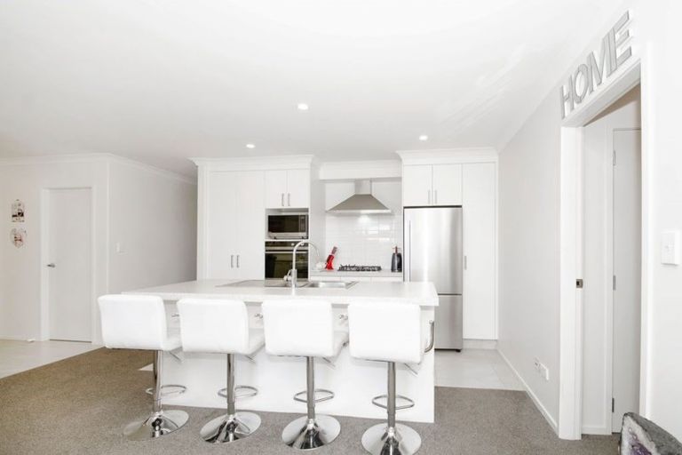 Photo of property in 5 Dumas Place, Rosehill, Papakura, 2113