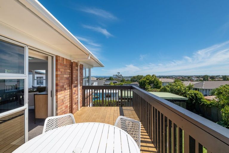 Photo of property in 2/12 Westwell Road, Belmont, Auckland, 0622