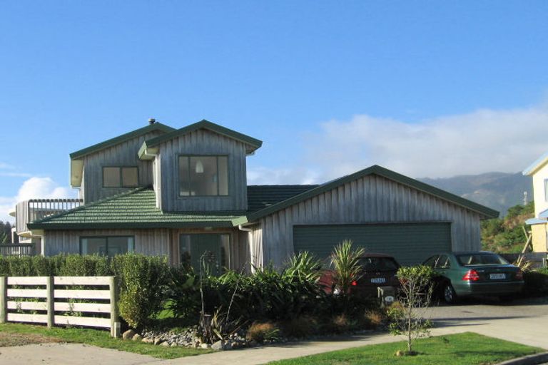 Photo of property in 166 Field Way, Waikanae Beach, Waikanae, 5036
