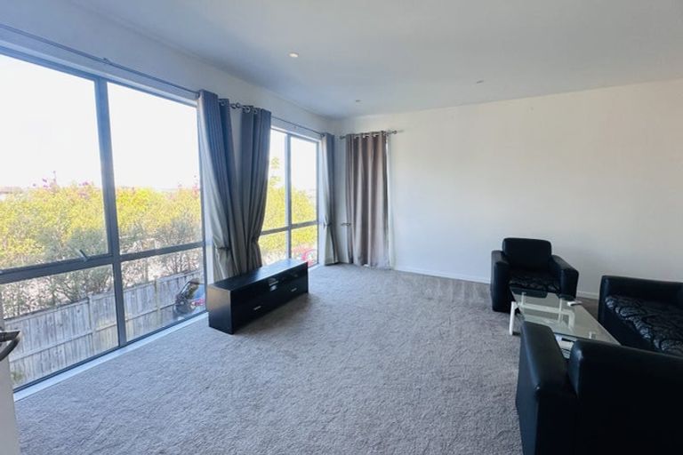 Photo of property in 50 Corricvale Way, Northcross, Auckland, 0630