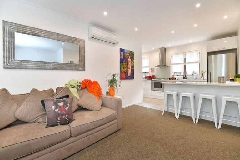 Photo of property in 3/100 Royal Road, Massey, Auckland, 0614