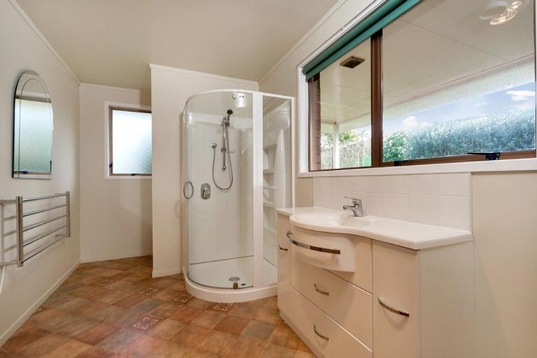 Photo of property in 16 Babich Road, Henderson Valley, Auckland, 0614