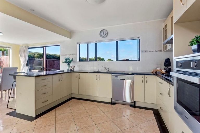 Photo of property in 35 Chatswood Grove, Chatswood, Auckland, 0626