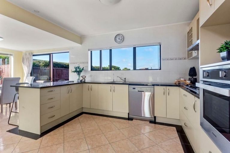 Photo of property in 35 Chatswood Grove, Chatswood, Auckland, 0626