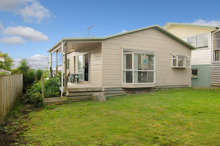 Photo of property in 17 Roick Parade, Glen Eden, Auckland, 0602