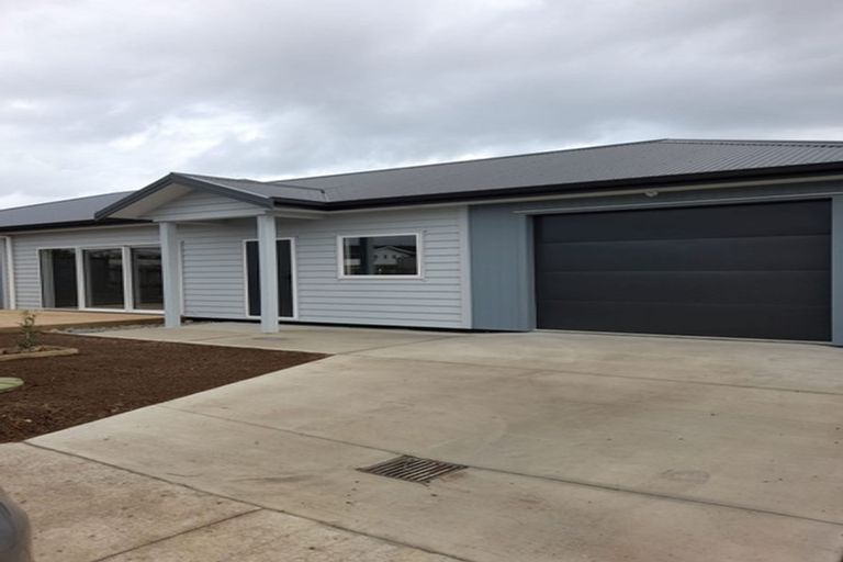 Photo of property in 1 Madden Avenue, Kumeu, 0810