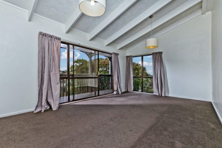 Photo of property in 1/39 Athena Drive, Totara Vale, Auckland, 0629