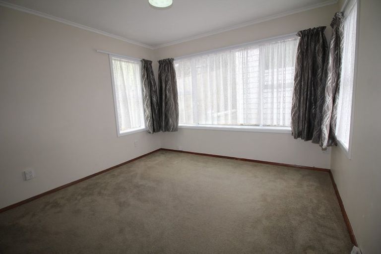 Photo of property in 13 Warrington Grove, Newlands, Wellington, 6037