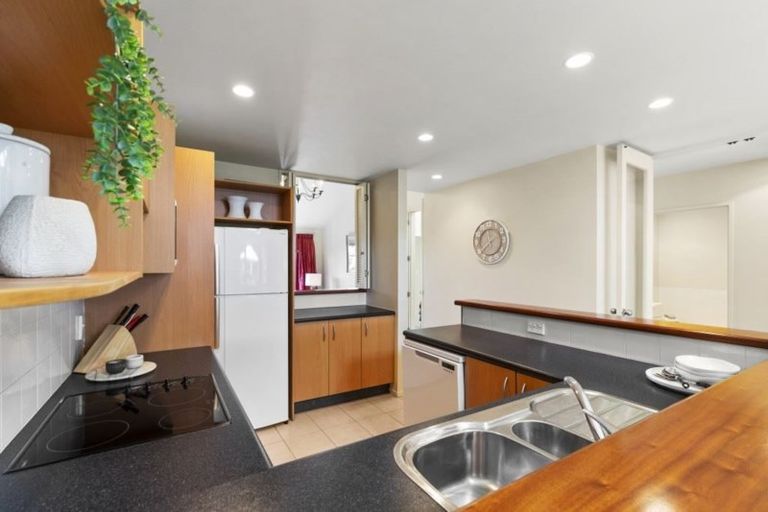 Photo of property in 9/8 Tobago Place, Sunnynook, Auckland, 0620