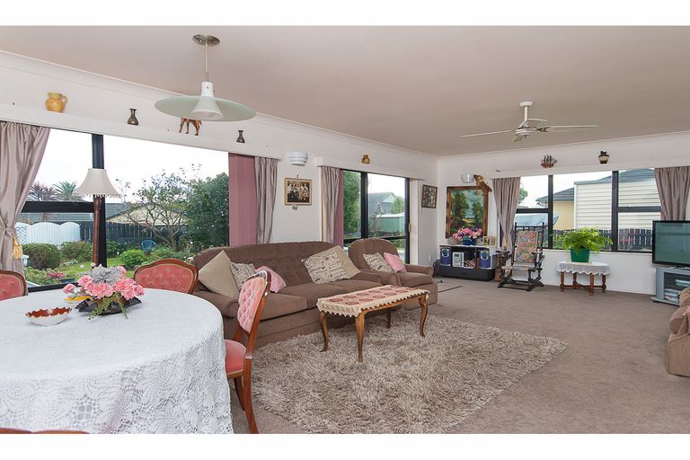 Photo of property in 3 Brookesmith Drive, Waiuku, 2123
