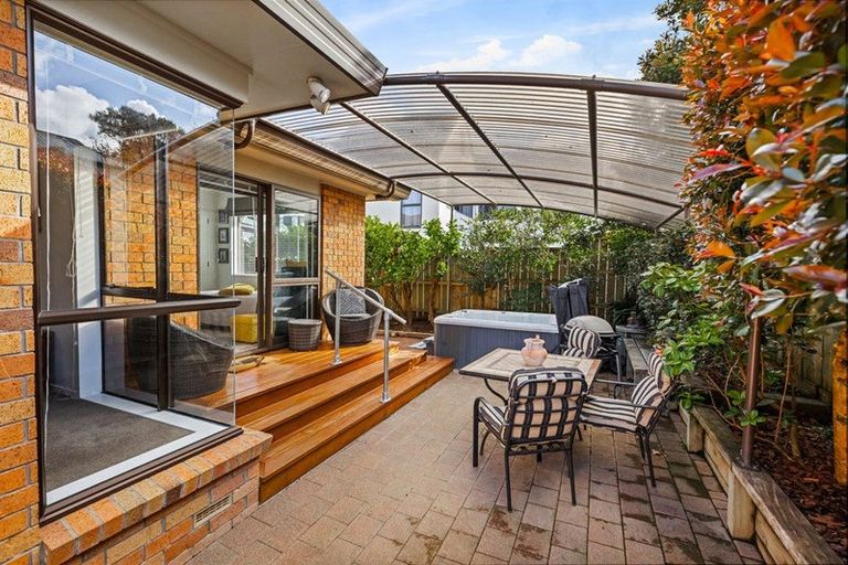 Photo of property in 2/1 Bluefin Way, West Harbour, Auckland, 0618