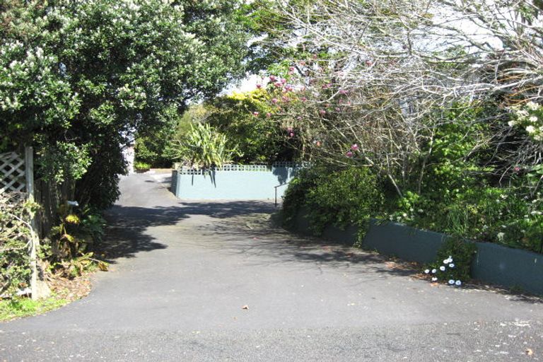 Photo of property in 30 Waiwaka Terrace, Strandon, New Plymouth, 4312