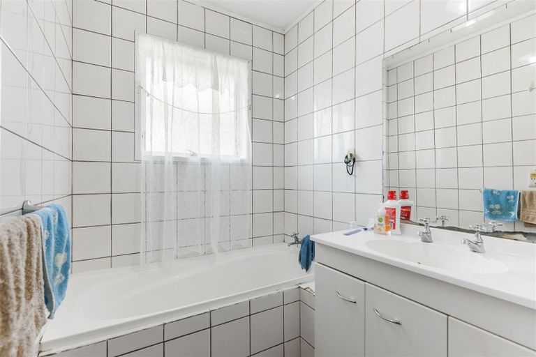 Photo of property in 2/4 Roys Road, Weymouth, Auckland, 2103