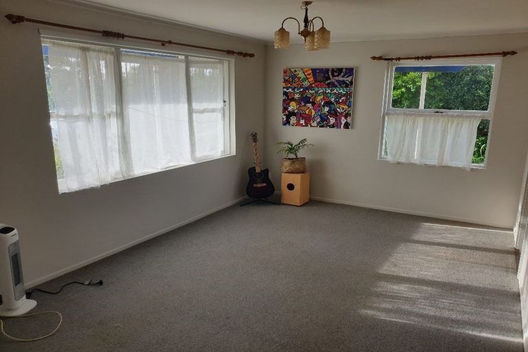 Photo of property in 18 Barron Drive, Green Bay, Auckland, 0604