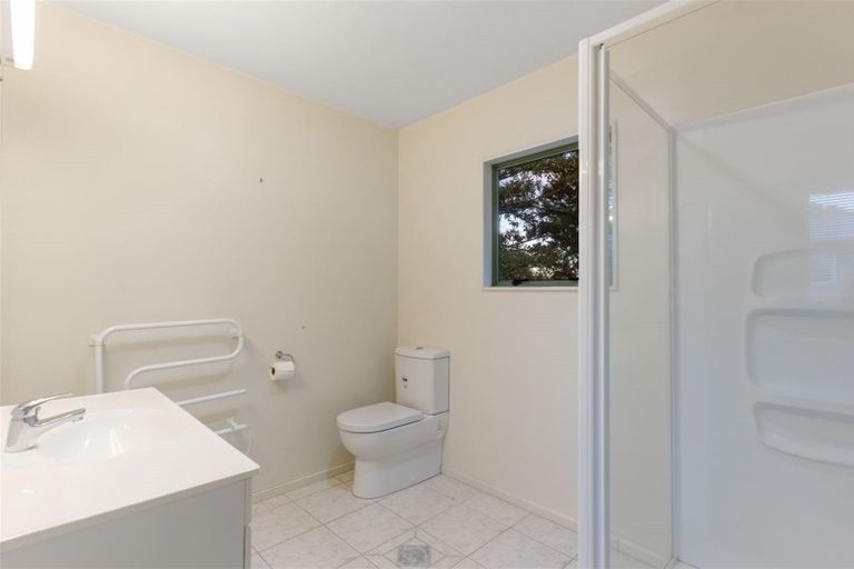 Photo of property in 1/51 Pupuke Road, Birkenhead, Auckland, 0627