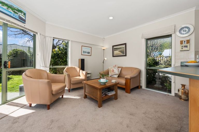 Photo of property in 16 Cranbrook Grove, Waikanae, 5036