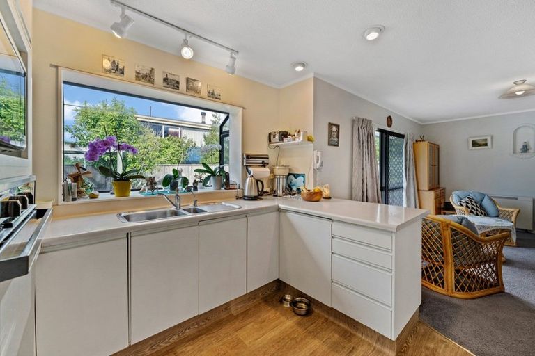 Photo of property in 32 Eruini Street, Waikanae Beach, Waikanae, 5036