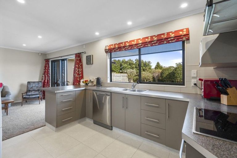 Photo of property in 11 Silkwood Place, Fitzherbert, Palmerston North, 4410
