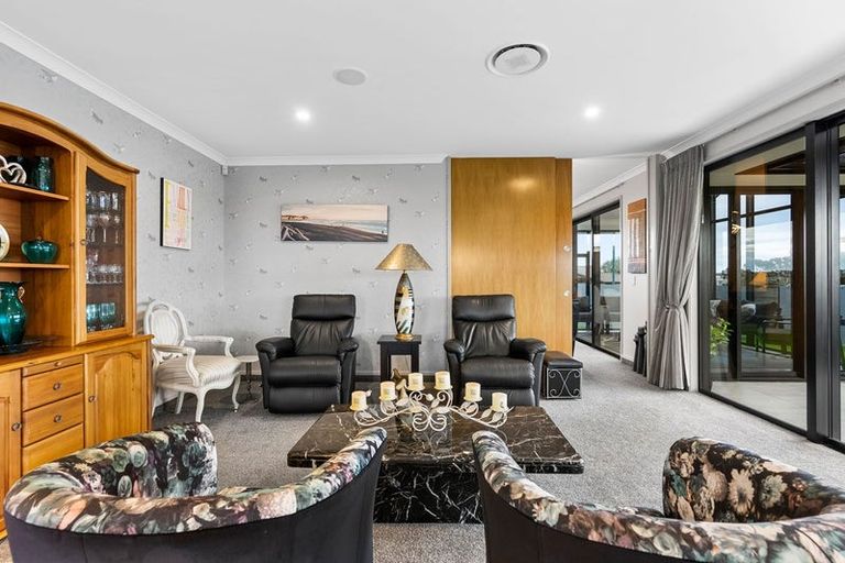 Photo of property in 18 Manurau Crescent, Merrilands, New Plymouth, 4312