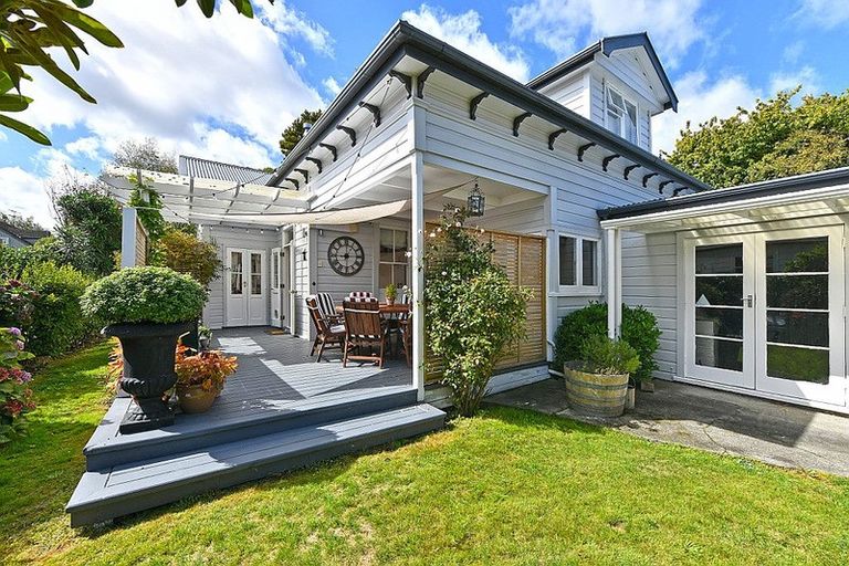 Photo of property in 2 Barton Road, Heretaunga, Upper Hutt, 5018