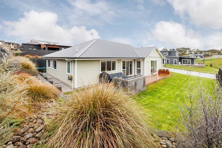 Photo of property in 44 Vaucluse Heights, Fitzherbert, Palmerston North, 4410