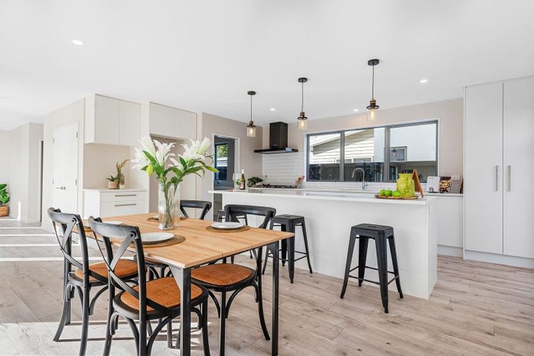 Photo of property in 98 Willowview Drive, Redwood, Christchurch, 8051