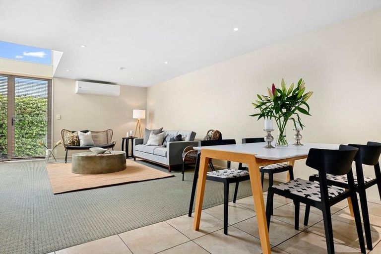 Photo of property in 2/1010 Colombo Street, St Albans, Christchurch, 8014