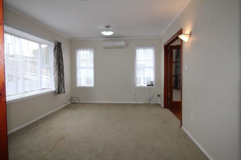Photo of property in 13 Warrington Grove, Newlands, Wellington, 6037