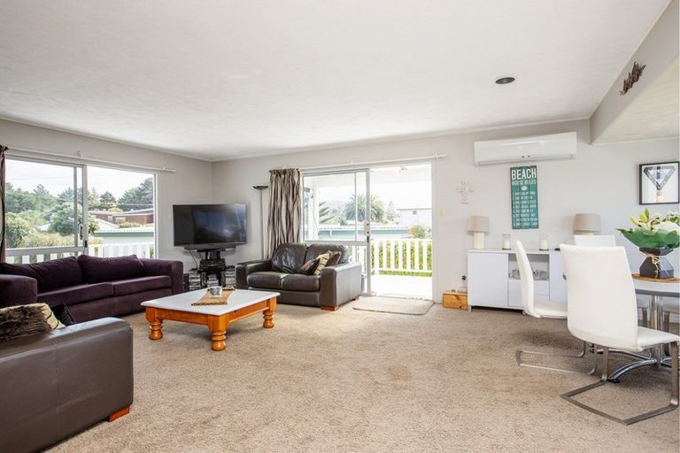 Photo of property in 37 Pinedale Crescent, Riversdale Beach, Masterton, 5872