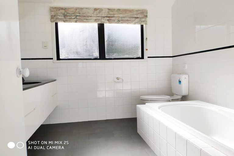 Photo of property in 10 Forsythe Place, Massey, Auckland, 0614