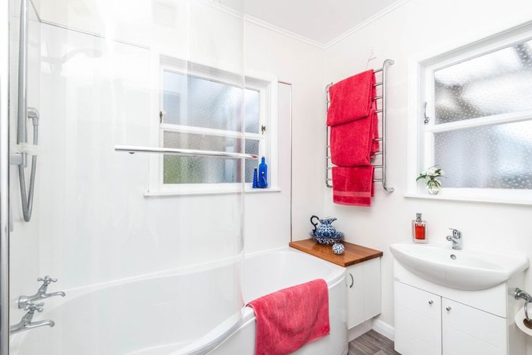 Photo of property in 15 Ruskin Road, Newlands, Wellington, 6037