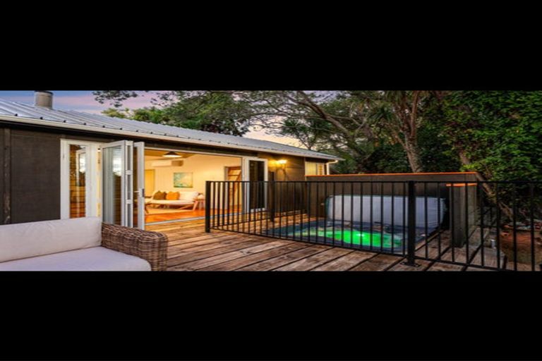Photo of property in 8 Arapito Road, Titirangi, Auckland, 0604