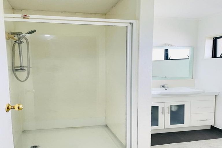 Photo of property in 17 Solveig Place, Randwick Park, Auckland, 2105