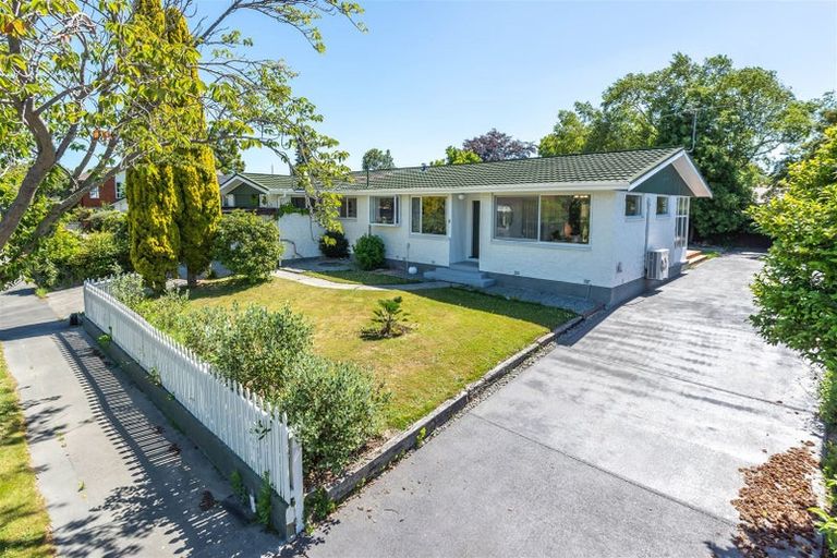 Photo of property in 8 Camberwell Place, Avonhead, Christchurch, 8042