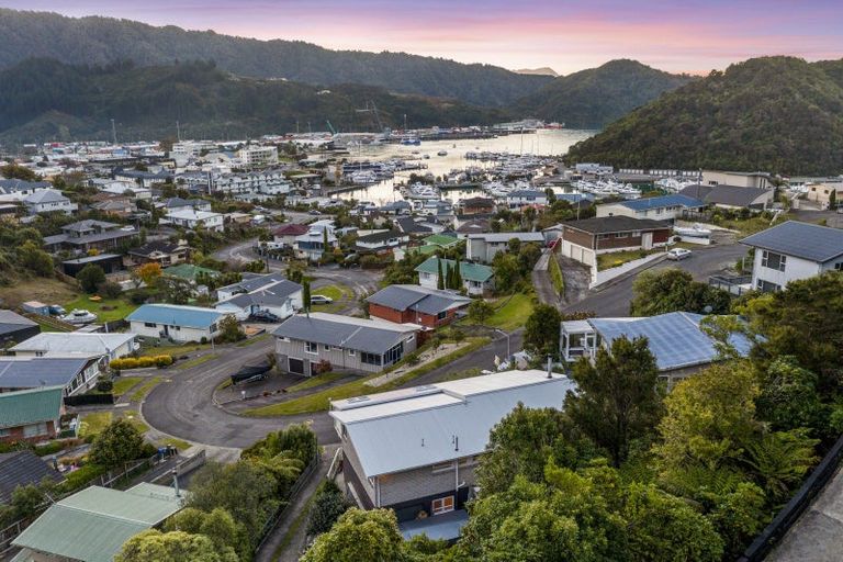 Photo of property in 29 Seaview Crescent, Picton, 7220
