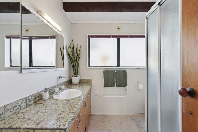 Photo of property in 2/9 Milwaukee Place, Glendene, Auckland, 0602