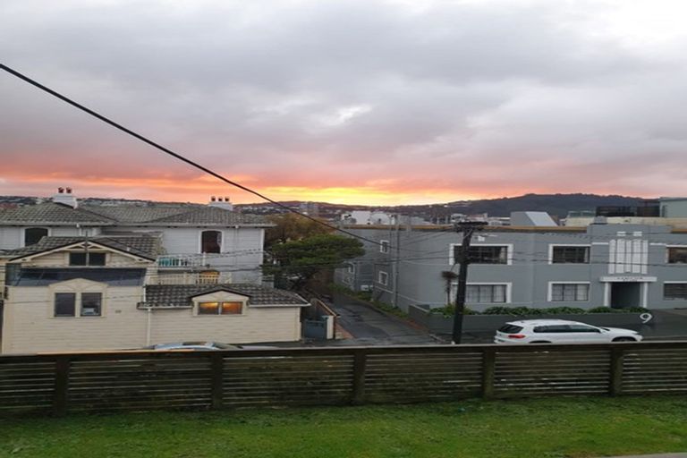 Photo of property in 10 Hawker Street, Mount Victoria, Wellington, 6011