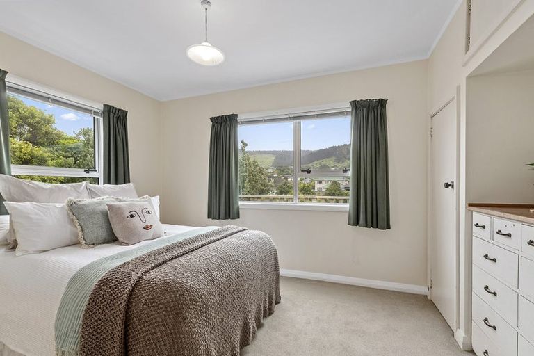 Photo of property in 5 Te Reinga View, Tawa, Wellington, 5028