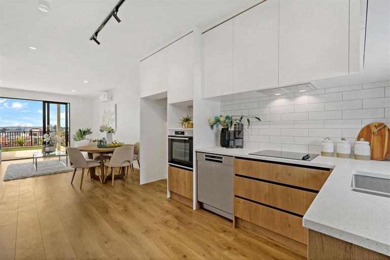 Photo of property in 14 Heketara Way, Massey, Auckland, 0614